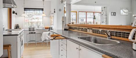 Réfrigérateur, plaque de cuisson, lave-vaisselle, cafetière/bouilloire