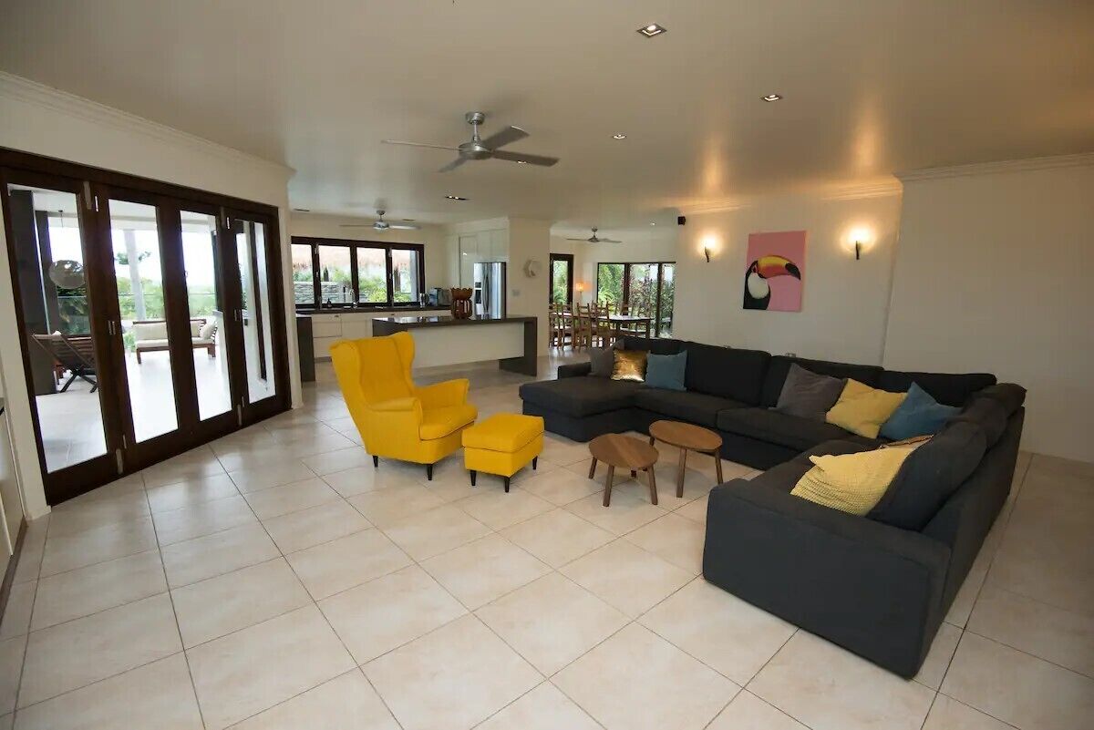 Smart TV, chimenea, reproductor de DVD y estéreo 