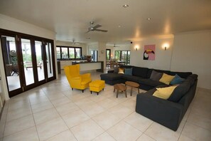 Älytelevisio, takka, DVD-soitin, stereot