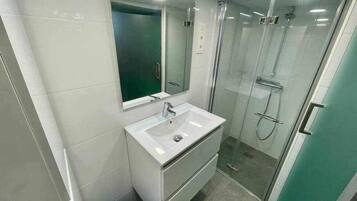 Sèche-cheveux, serviettes fournies