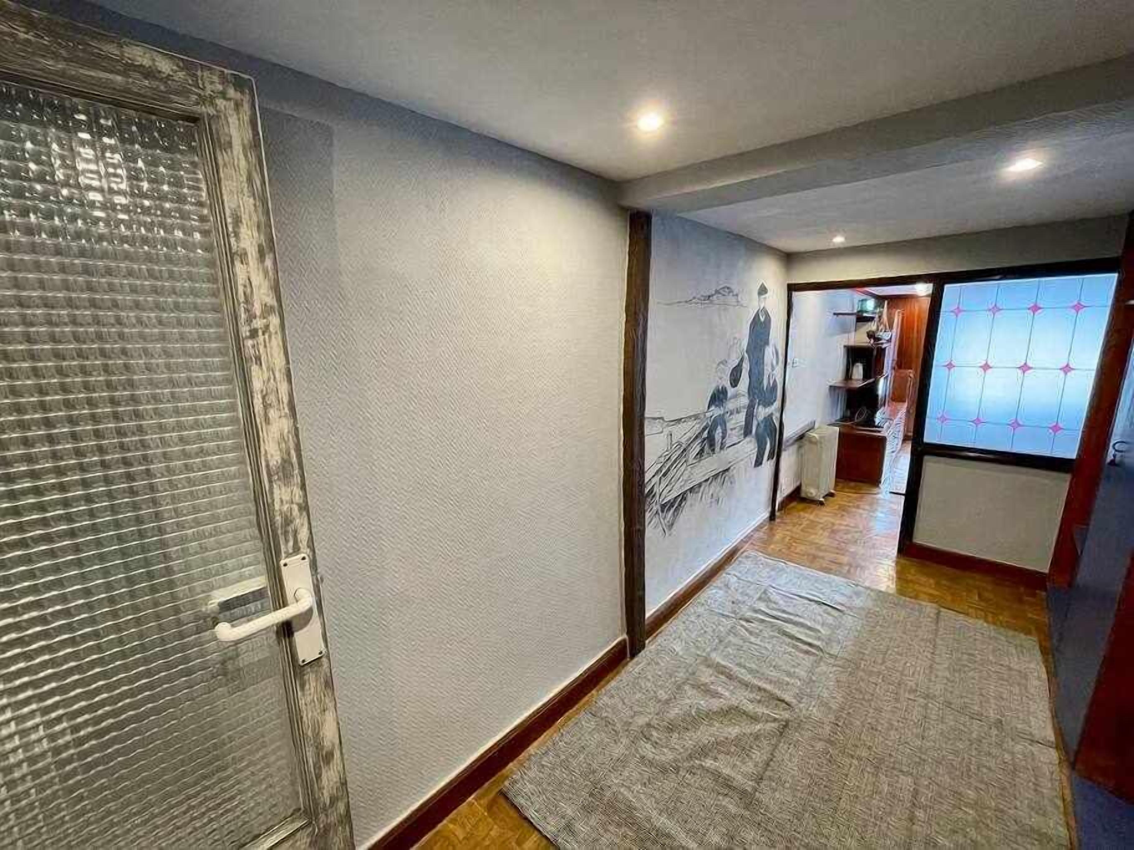 1 slaapkamer, een strijkplank/strijkijzer, reisbedje, gratis wifi