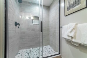 Hair dryer, towels, soap, shampoo - Remodeled Condo w/ View & Near Gondola 590 (Mammoth Lakes)