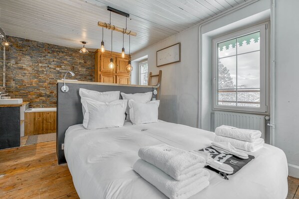 6 bedrooms, desk, iron/ironing board, WiFi