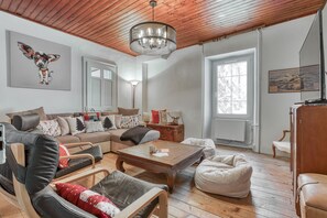 TV, fireplace, offices