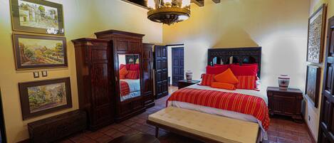 Presidential Room, 1 King Bed | Hypo-allergenic bedding, minibar, desk, laptop workspace