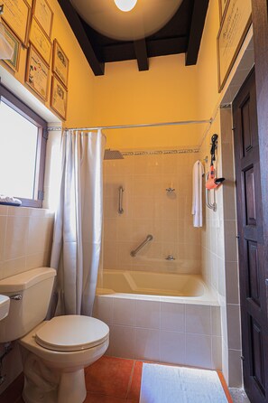 A bathroom with a toilet, shower, and bathtub. - Hotel Casa Bansley (Antigua Guatemala)