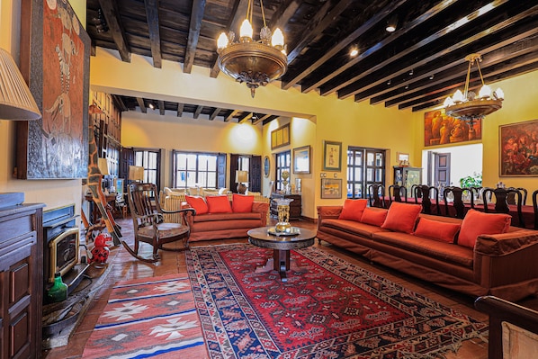 64-inch Smart TV with cable channels - Hotel Casa Bansley (Antigua Guatemala)