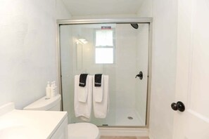 Dusche, Haartrockner, Handtücher, Shampoo