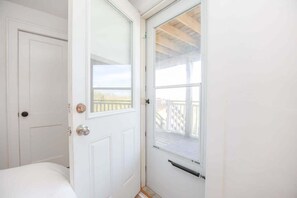 2 室のベッドルーム、デスク、アイロン / アイロン台、旅行用ベビーベッド