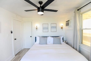 2 habitaciones, escritorio y tabla de planchar con plancha 