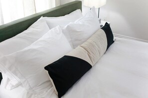 2 bedrooms, iron/ironing board, travel cot, WiFi - Sojourn on the Bay 2 BR Private Beach Access (Norfolk)