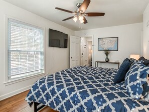 4 habitaciones, escritorio y tabla de planchar con plancha 