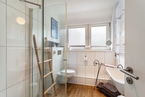 Dusche, Haartrockner, Handtücher