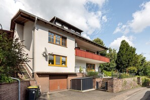 Exterior - Holiday Apartment "Landradler" with Private Terrace, Shared Garden & Wi-Fi (Bad Karlshafen)