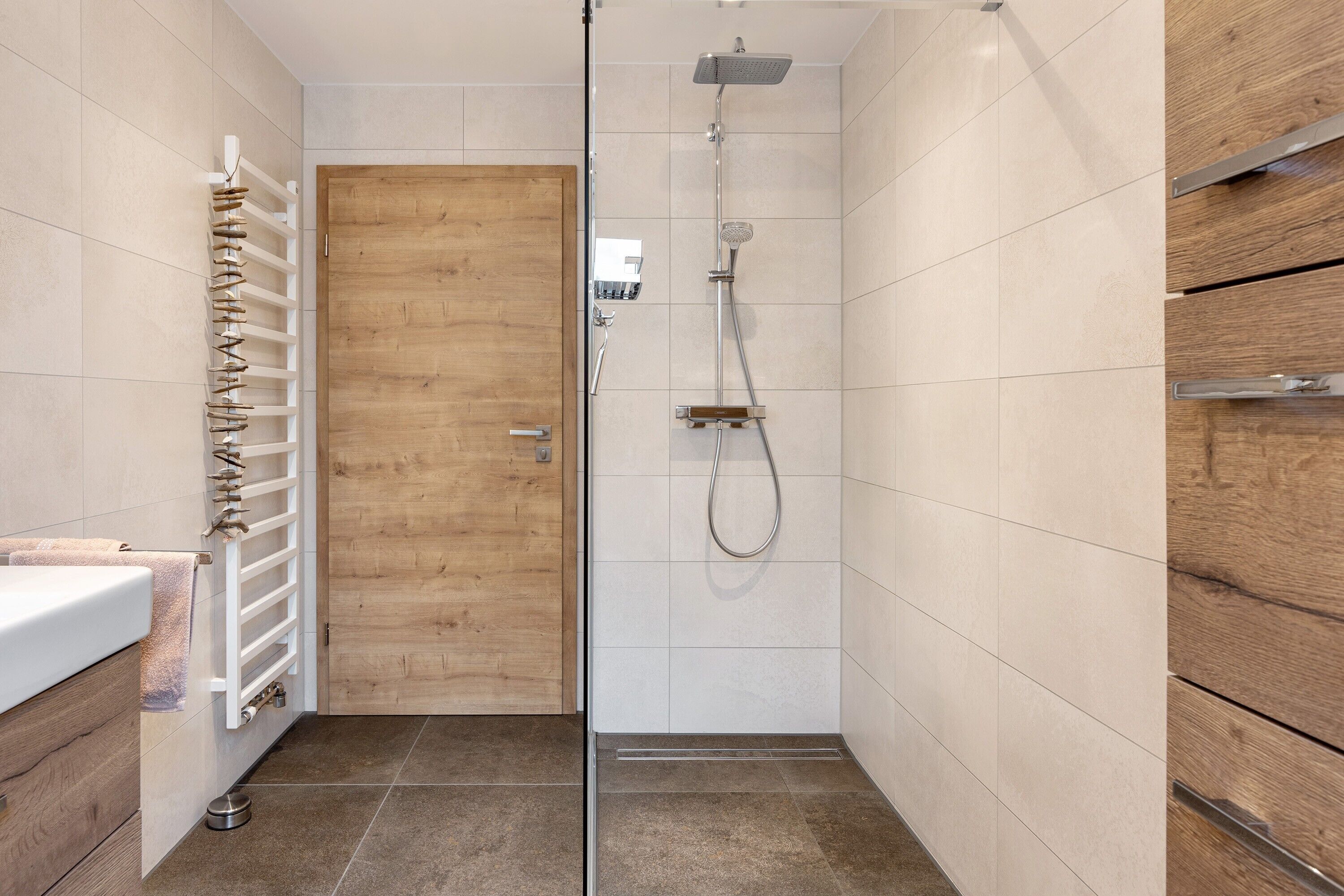 Dusche, Haartrockner, Handtücher