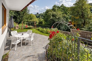 Outdoor dining - Holiday Apartment "Landradler" with Private Terrace, Shared Garden & Wi-Fi (Bad Karlshafen)