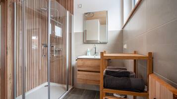 Chuveiro, secador de cabelo, toalhas de banho