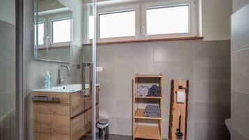 Een douche, een haardroger, handdoeken