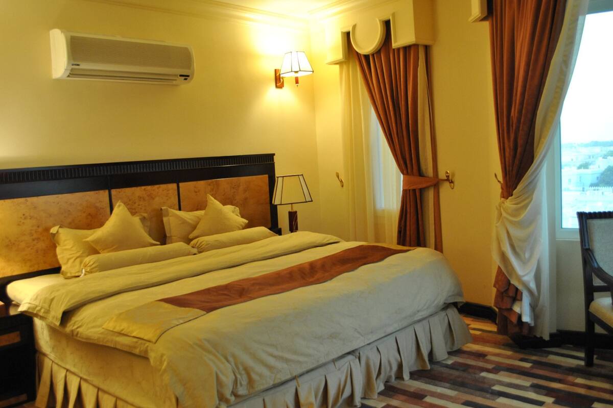 Executive Suite | Desk, laptop workspace, WiFi (free), bed sheets