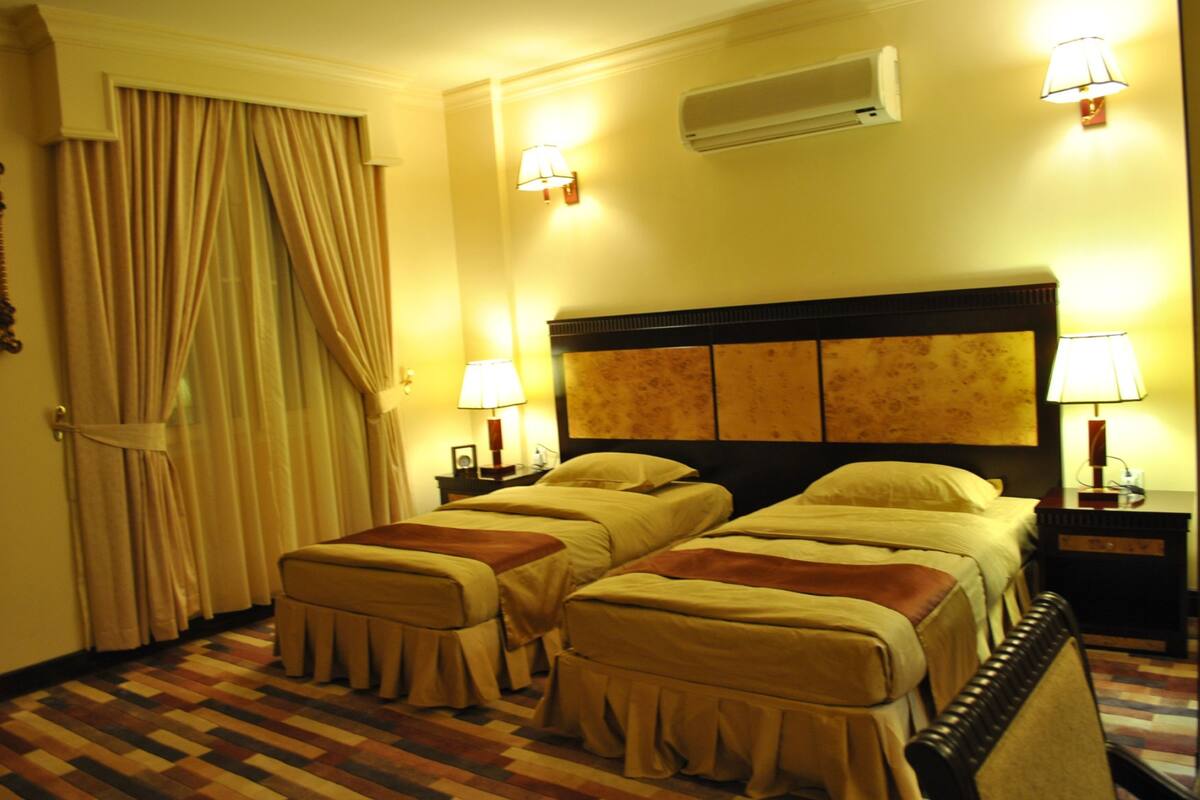 Deluxe Twin Room | Desk, laptop workspace, WiFi (free), bed sheets