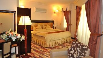 Executive Suite | Desk, laptop workspace, free WiFi, bed sheets