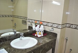 Shower, handuk,  dan tisu toilet