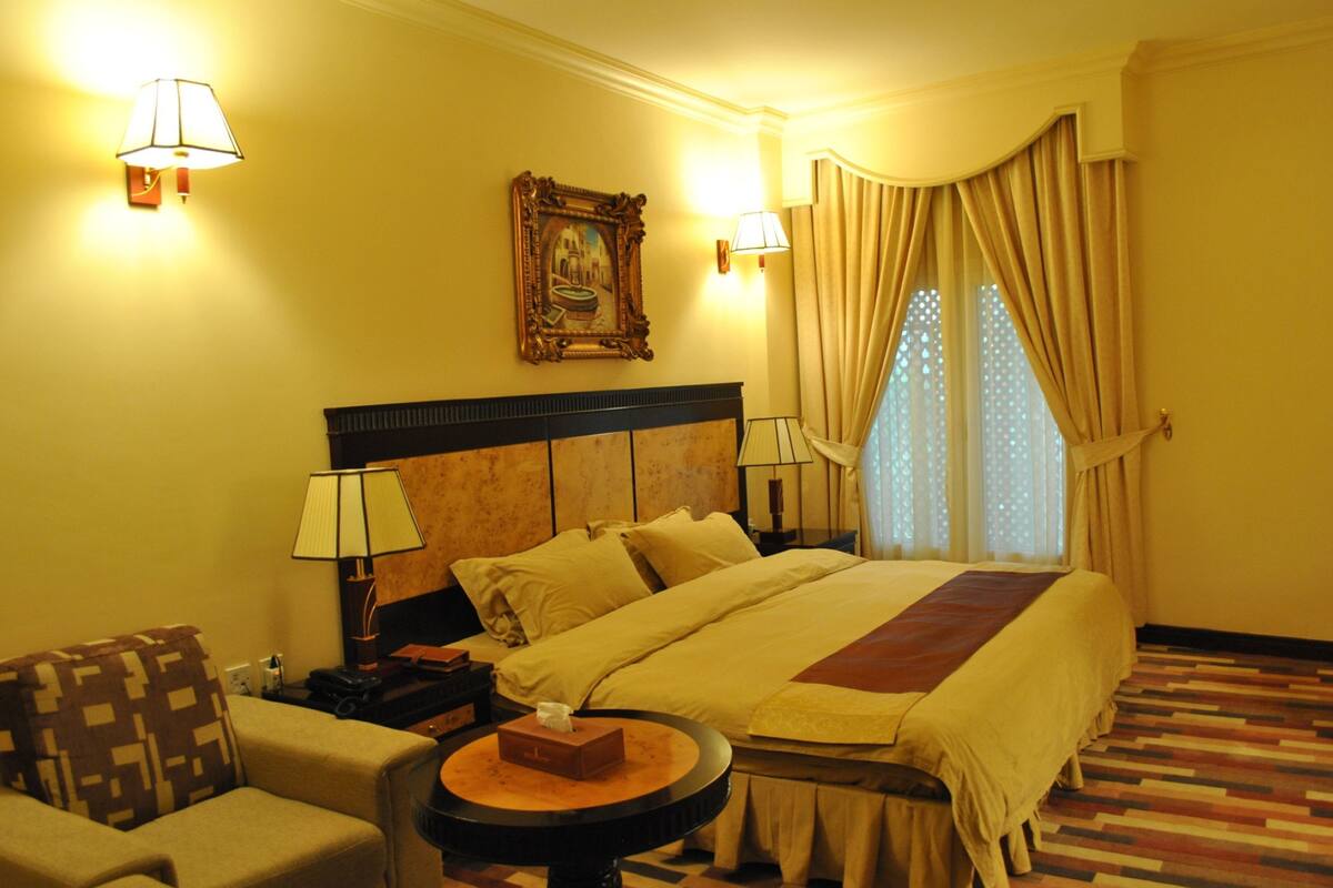 Desk, laptop workspace, WiFi (free), bed sheets