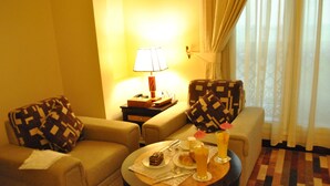 Executive Suite | Desk, laptop workspace, WiFi (free), bed sheets - Capital O 155 Dmas Hotel (Muscat)
