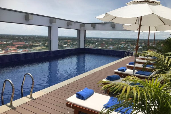 Hồ bơi ngoài trời