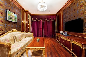 Royal Suite, City View | Interior detail - V V Hotel Battambang (Battambang)