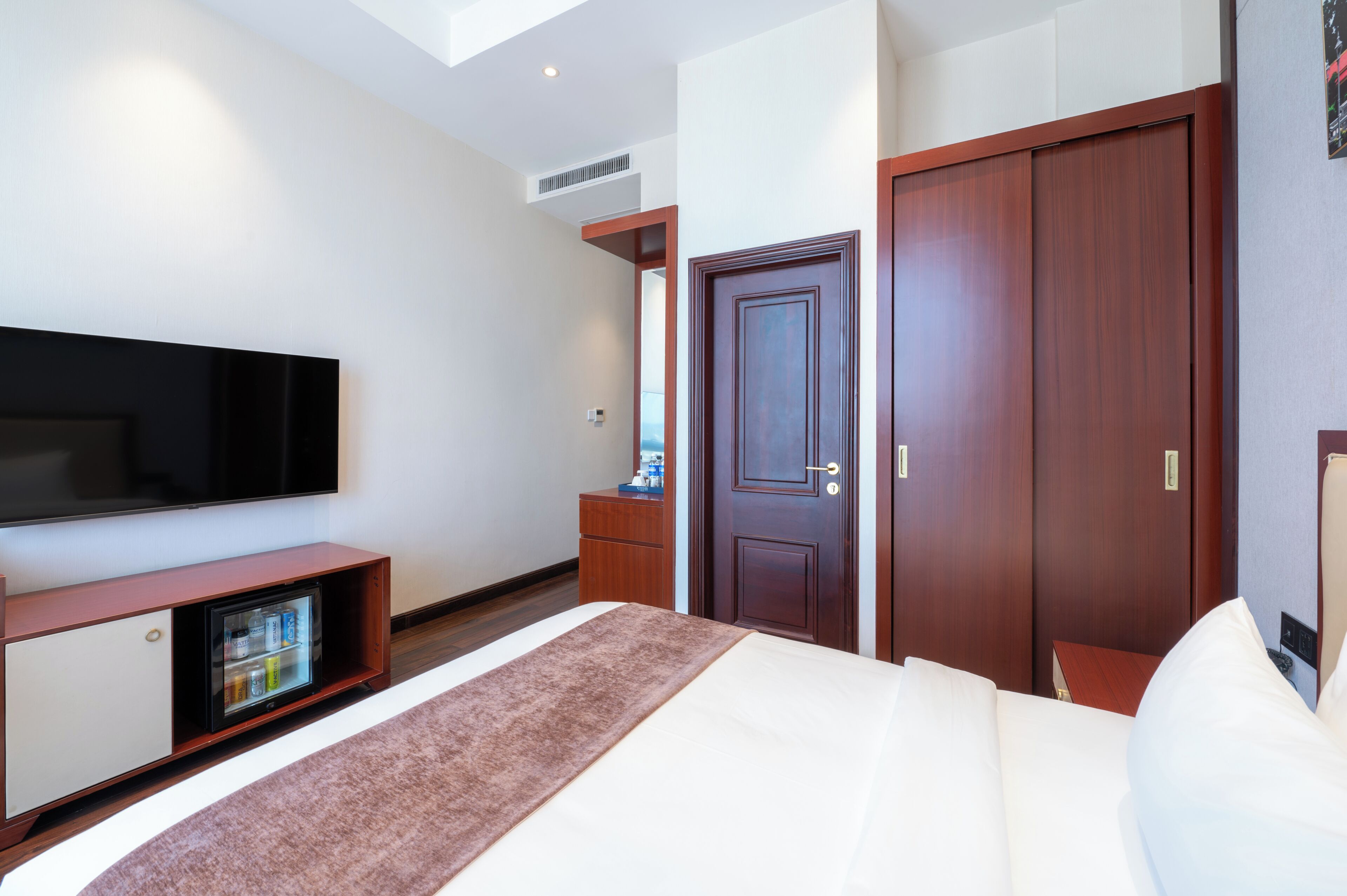 Chambre Double Deluxe, 2 grands lits, vue ville | Literie de qualité supérieure, minibar, coffres-forts dans les chambres