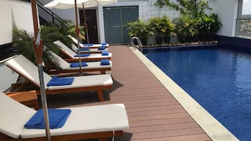 Una piscina al aire libre