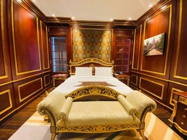 Suite Royal, vistas a la ciudad | 1 dormitorio, ropa de cama de alta calidad, minibar y caja fuerte