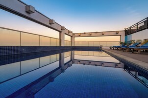 Una piscina al aire libre