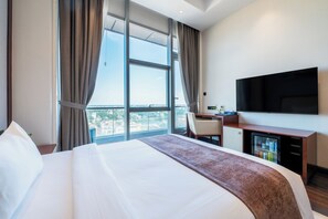 Deluxe tweepersoonskamer, 2 queensize bedden, uitzicht op stad | Luxe beddengoed, een minibar, een kluis op de kamer