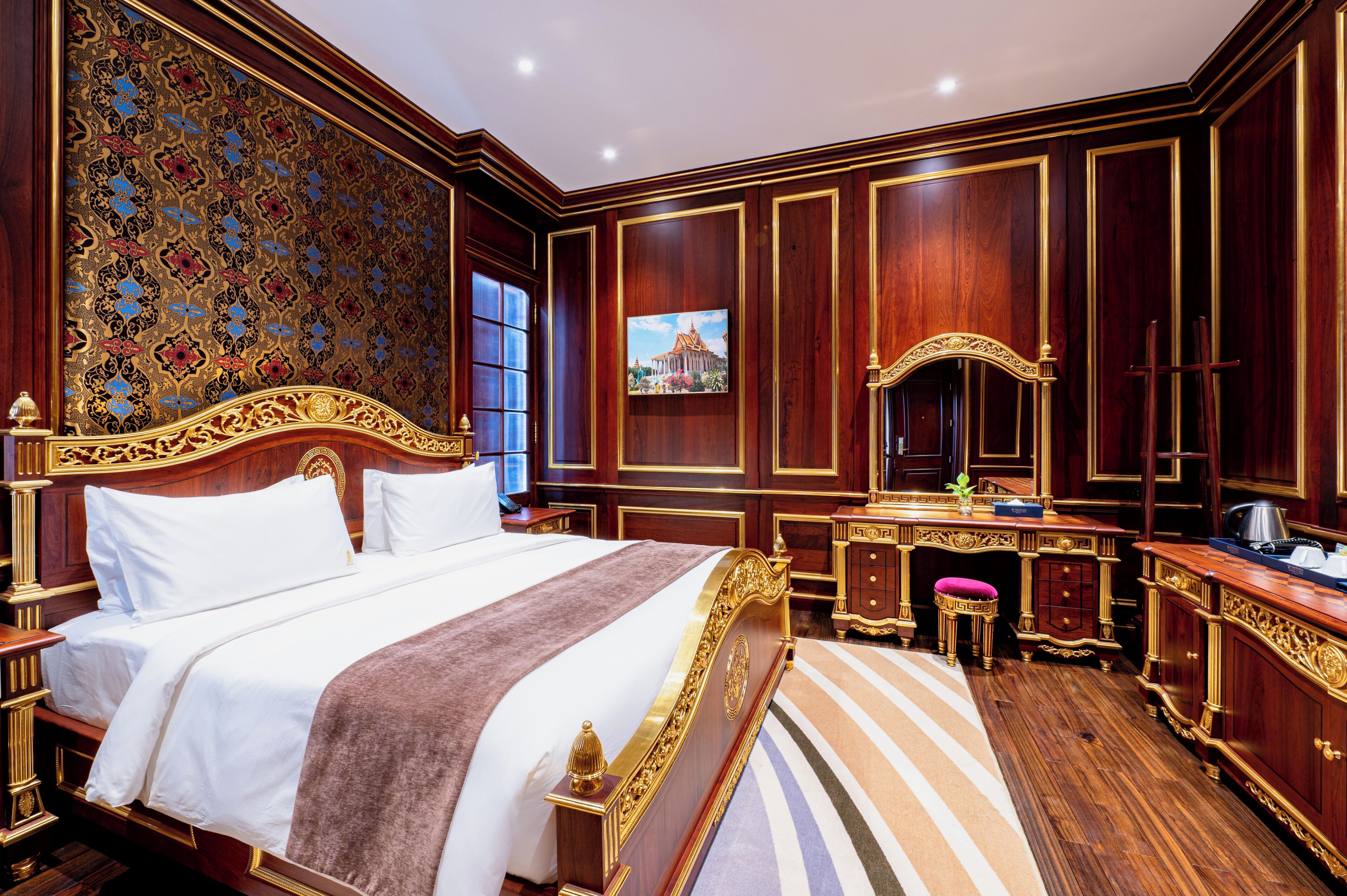 ห้องลักซ์ชัวรี่สวีท, วิวเมือง | เครื่องนอนระดับพรีเมียม, มินิบาร์, ตู้นิรภัยในห้องพัก, เตารีด/โต๊ะรีดผ้า