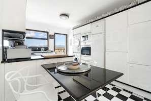 Kühlschrank, Mikrowelle, Ofen, Geschirrspüler