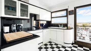 Frigorífico, microondas, horno y lavavajillas