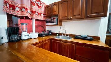 Standard Villa | Private kitchen | Fridge, microwave, cookware/dishes/utensils