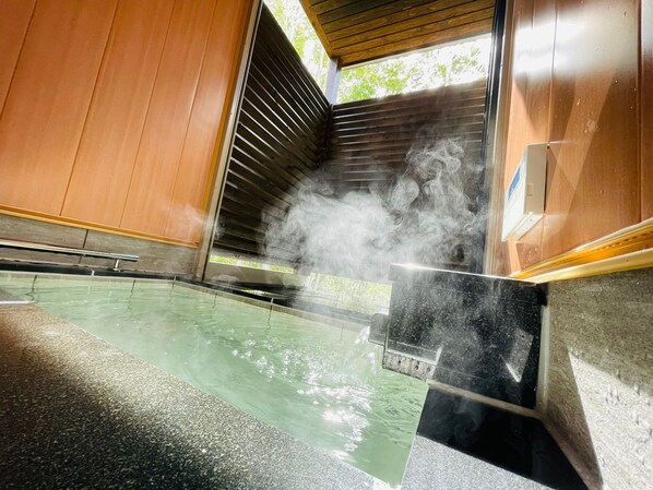 Vil·la Comfort | Bany | Banyera profunda, capçal de dutxa tipus cascada i assecador de cabells