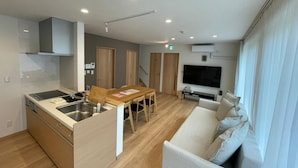 Un apartamento moderno con cocina, comedor y sala de estar.