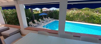 Muy bonita villa con piscina y jardín privados