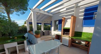 TrÚs belle villa avec piscine privée, jardin à deux pas de la mer.