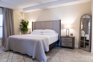 3 slaapkamers, een bureau, een strijkplank/strijkijzer, reisbedje