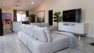 Een smart-tv en boeken