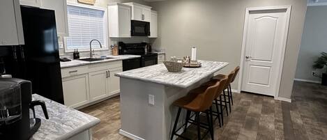 ثلاجة، ميكروويف، فرن، موقد طهي مسطح