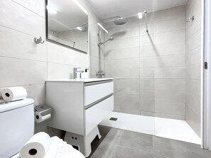 Dusche, Haartrockner, Handtücher