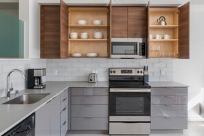 Een koelkast, een magnetron, een oven, een vaatwasser