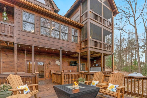 Terrace/patio - Cabin at Coosawattee River Resort with private hot tub, pool & river access (Ellijay)