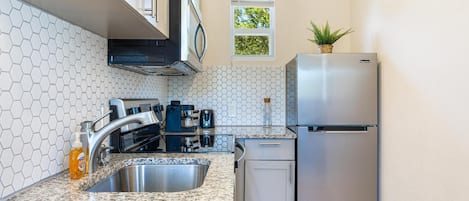 Geladeira, micro-ondas, fogão, cooktop